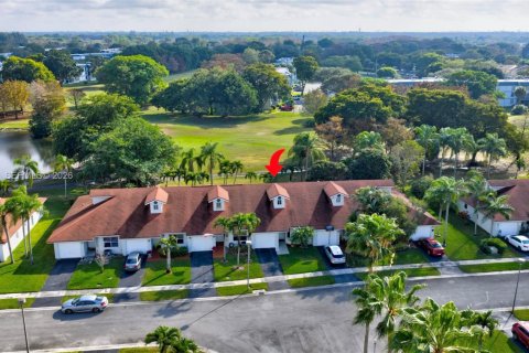 House in Tamarac, Florida 2 bedrooms, 105.72 sq.m. № 2008913 - photo 2