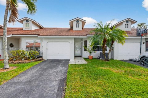 House in Tamarac, Florida 2 bedrooms, 105.72 sq.m. № 2008913