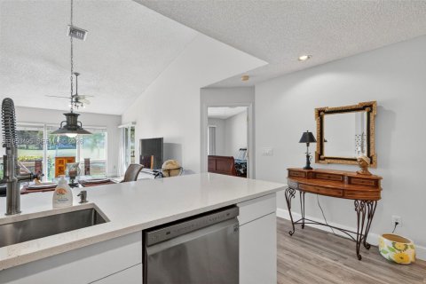 House in Tamarac, Florida 2 bedrooms, 105.72 sq.m. № 2008913 - photo 6