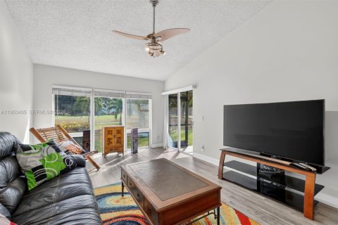 House in Tamarac, Florida 2 bedrooms, 105.72 sq.m. № 2008913 - photo 13