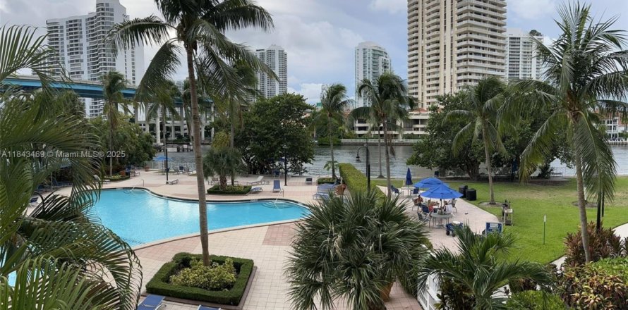 Condominio en Sunny Isles Beach, Florida, 2 dormitorios  № 1836456
