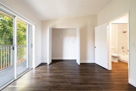 Condominio en alquiler en Miami Lakes, Florida, 3 dormitorios, 117.99 m2 № 1992236 - foto 5