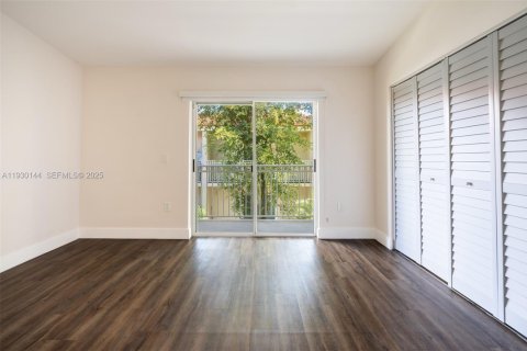 Condominio en alquiler en Miami Lakes, Florida, 3 dormitorios, 117.99 m2 № 1992236 - foto 11