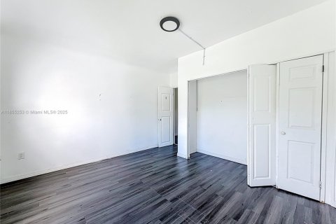 House in Miami, Florida 6 bedrooms, 250.46 sq.m. № 1875042 - photo 29