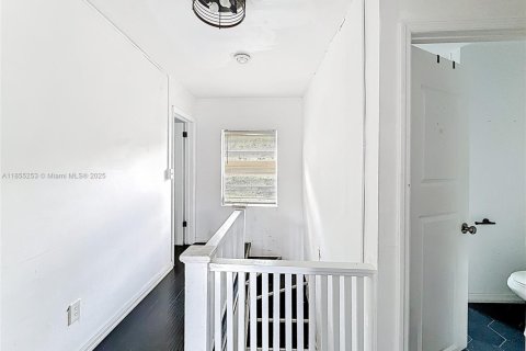 House in Miami, Florida 6 bedrooms, 250.46 sq.m. № 1875042 - photo 21