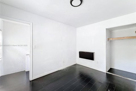 House in Miami, Florida 6 bedrooms, 250.46 sq.m. № 1875042 - photo 25