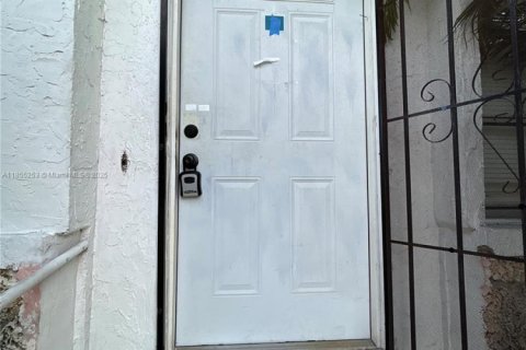 House in Miami, Florida 6 bedrooms, 250.46 sq.m. № 1875042 - photo 1
