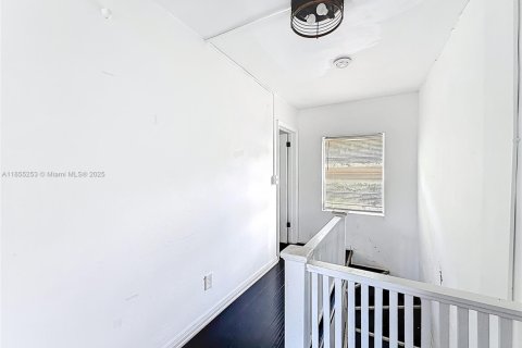 House in Miami, Florida 6 bedrooms, 250.46 sq.m. № 1875042 - photo 20