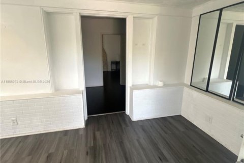 House in Miami, Florida 6 bedrooms, 250.46 sq.m. № 1875042 - photo 2