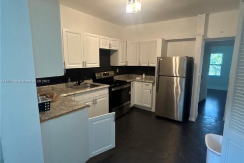 House in Miami, Florida 6 bedrooms, 250.46 sq.m. № 1875042 - photo 4