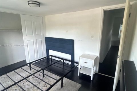 House in Miami, Florida 6 bedrooms, 250.46 sq.m. № 1875042 - photo 6