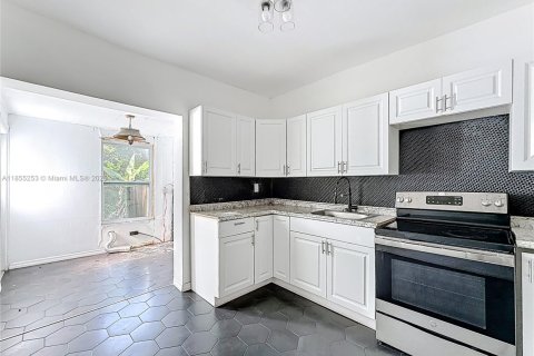 House in Miami, Florida 6 bedrooms, 250.46 sq.m. № 1875042 - photo 10