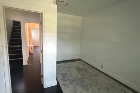 House in Miami, Florida 6 bedrooms, 250.46 sq.m. № 1875042 - photo 3