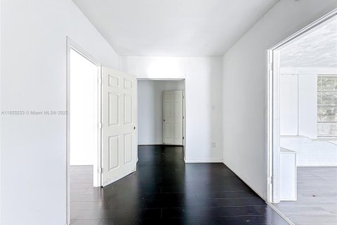 House in Miami, Florida 6 bedrooms, 250.46 sq.m. № 1875042 - photo 7