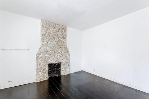House in Miami, Florida 6 bedrooms, 250.46 sq.m. № 1875042 - photo 9