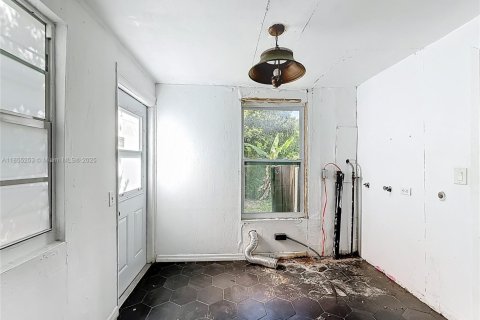 House in Miami, Florida 6 bedrooms, 250.46 sq.m. № 1875042 - photo 14