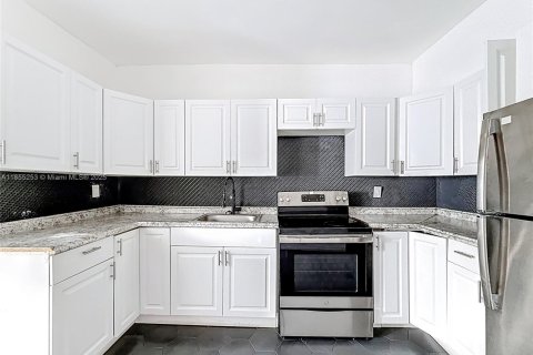 House in Miami, Florida 6 bedrooms, 250.46 sq.m. № 1875042 - photo 11