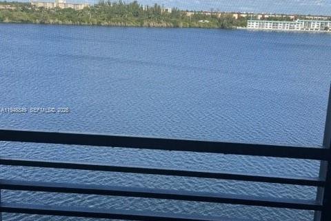 Condo in Miami, Florida, 1 bedroom  № 2003615 - photo 15