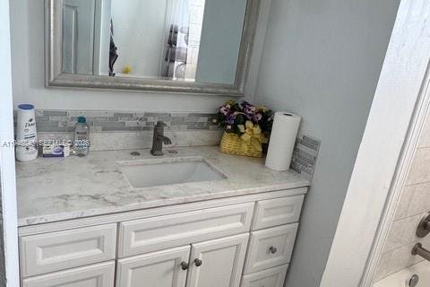 Condo in Miami, Florida, 1 bedroom  № 2003615 - photo 12