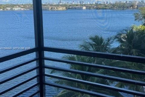 Condo in Miami, Florida, 1 bedroom  № 2003615 - photo 14