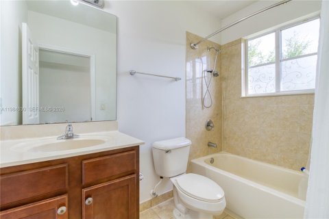 Townhouse in Miramar, Florida 3 bedrooms, 139.54 sq.m. № 2049629 - photo 25