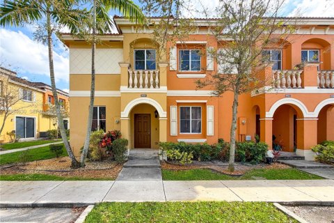 Townhouse in Miramar, Florida 3 bedrooms, 139.54 sq.m. № 2049629