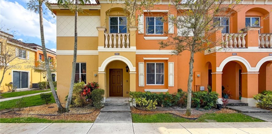 Townhouse in Miramar, Florida 3 bedrooms, 139.54 sq.m. № 2049629