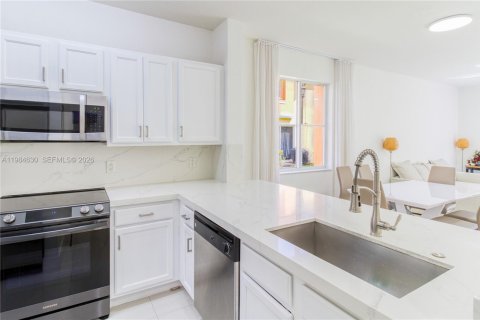 Townhouse in Miramar, Florida 3 bedrooms, 139.54 sq.m. № 2049629 - photo 13