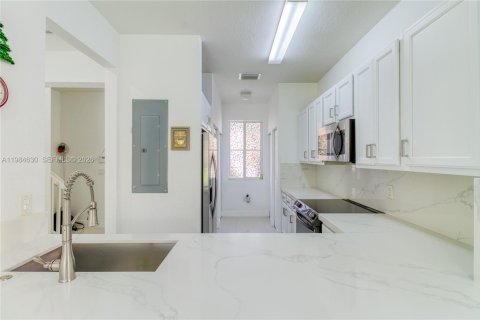 Townhouse in Miramar, Florida 3 bedrooms, 139.54 sq.m. № 2049629 - photo 6