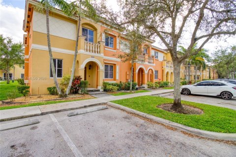Townhouse in Miramar, Florida 3 bedrooms, 139.54 sq.m. № 2049629 - photo 2