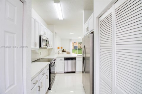 Townhouse in Miramar, Florida 3 bedrooms, 139.54 sq.m. № 2049629 - photo 12