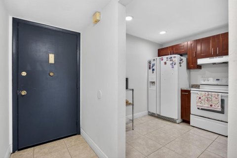 Condo in Tamarac, Florida, 2 bedrooms № 2252603 - photo 4
