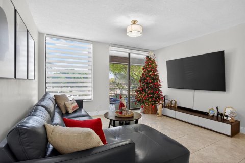 Condo in Tamarac, Florida, 2 bedrooms № 2252603 - photo 14