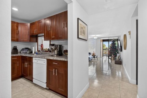 Condo in Tamarac, Florida, 2 bedrooms № 2252603 - photo 6