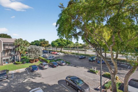 Condo in Tamarac, Florida, 2 bedrooms № 2252603 - photo 18