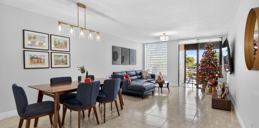 Condo in Tamarac, Florida, 2 bedrooms № 2252603