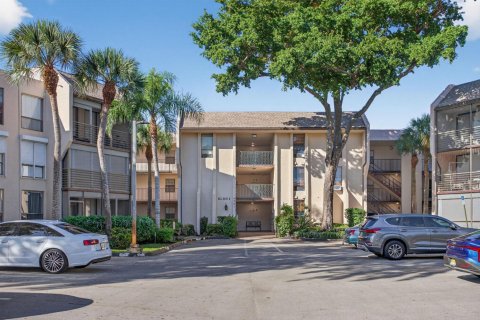 Condo in Tamarac, Florida, 2 bedrooms № 2252603 - photo 2