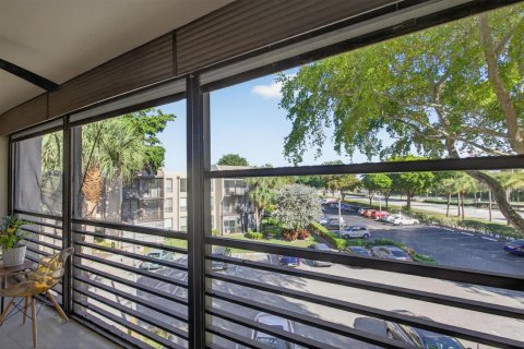 Condo in Tamarac, Florida, 2 bedrooms № 2252603 - photo 17