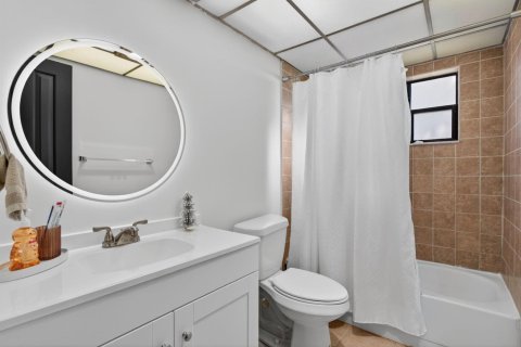 Condo in Tamarac, Florida, 2 bedrooms № 2252603 - photo 23
