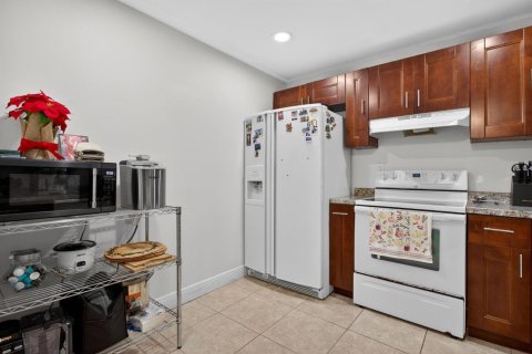 Condo in Tamarac, Florida, 2 bedrooms № 2252603 - photo 8