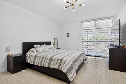 Condo in Tamarac, Florida, 2 bedrooms № 2252603 - photo 25