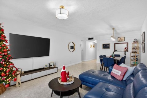 Condo in Tamarac, Florida, 2 bedrooms № 2252603 - photo 15