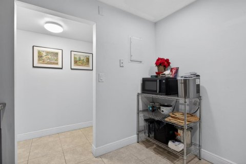 Condo in Tamarac, Florida, 2 bedrooms № 2252603 - photo 9