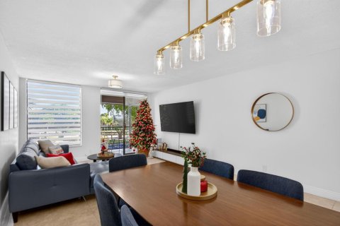 Condo in Tamarac, Florida, 2 bedrooms № 2252603 - photo 12