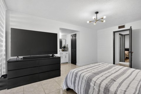 Condo in Tamarac, Florida, 2 bedrooms № 2252603 - photo 27
