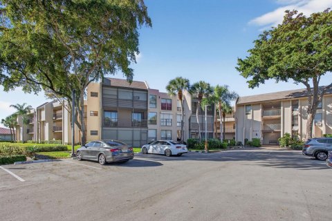 Condo in Tamarac, Florida, 2 bedrooms № 2252603 - photo 3