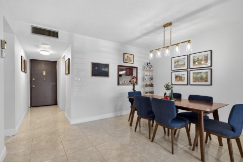 Condo in Tamarac, Florida, 2 bedrooms № 2252603 - photo 10