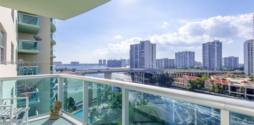 Condominio en Sunny Isles Beach, Florida, 2 dormitorios № 1979340