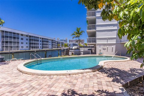 Condominio en venta en North Miami Beach, Florida, 2 dormitorios, 90.12 m2 № 2008751 - foto 5