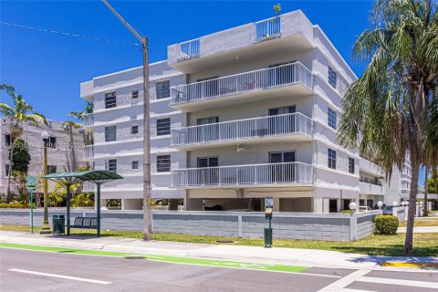 Condominio en North Miami Beach, Florida, 2 dormitorios  № 2008751